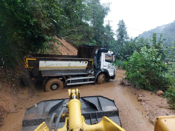 Rize'de Sağanak; Heyelanlarda Kapanan 9 Köy Yolu Açıldı