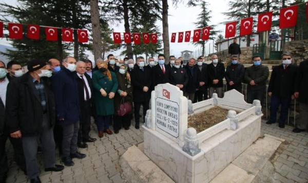 Dünya Şampiyonu Milli Güreşçi Akbaş mezarı başında anıldı