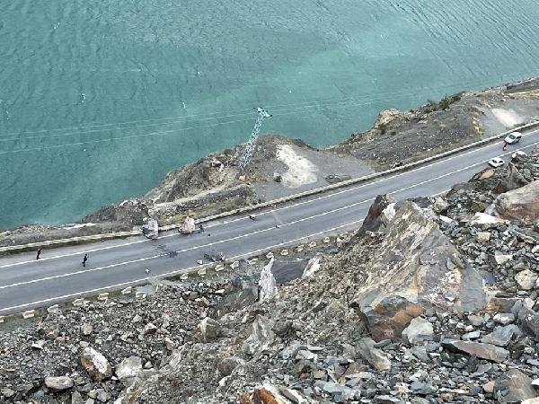 Artvin’de düşen kayalar yolu ulaşıma kapattı
