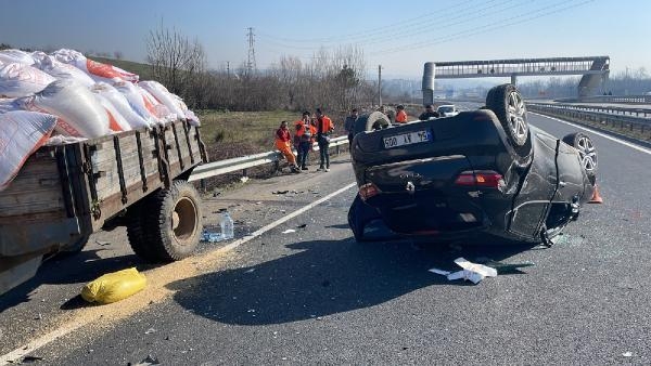 Traktöre çarpan otomobil takla attı: 3 yaralı