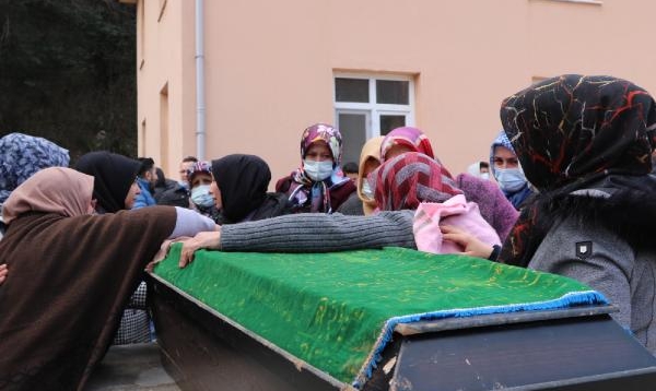 İtfaiye amirinin yangında ölen annesi toprağa verildi