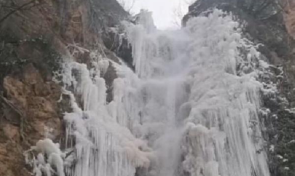 Amasya'da Su Atan Şelalesi dondu