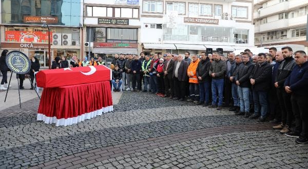 Köpeklerden kaçarken aracın çarptığı temizlik işçisi, toprağa verildi