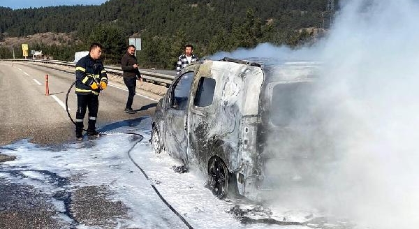 Hareket halindeyken alev alan hafif ticari araç kullanılamaz hale geldi