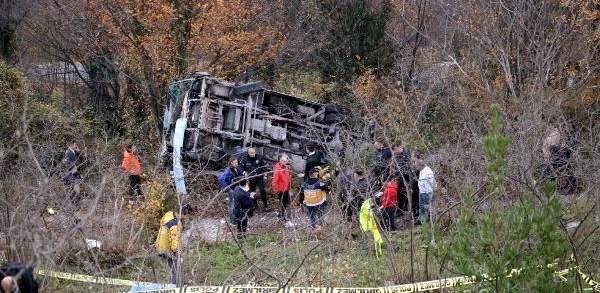 Servis kazasında yaralanan 9 öğrencinin tedavisi sürüyor, şoför yoğun bakımda