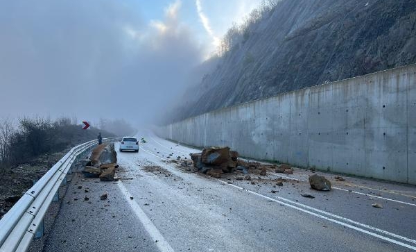 Bartın'da yamaçtan kopan kayalar, yola düştü