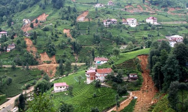 Rize’de sel ve heyelan riskli yapılar yıkılamıyor