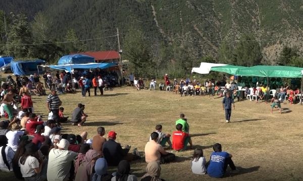 Artvin'de güreşçi rakibini bıraktı, hakemi devirdi