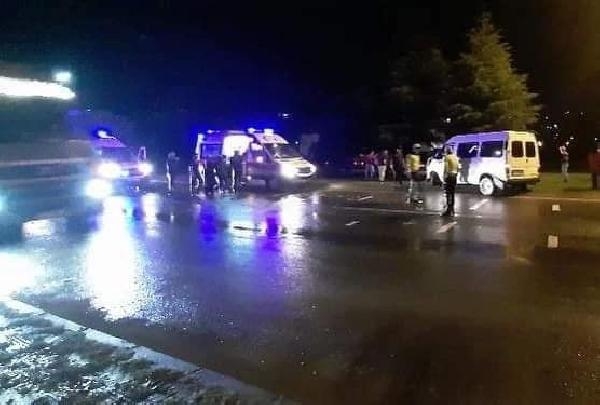 Minibüs, aydınlatma direğine çarptı: 1 ölü, 3 yaralı