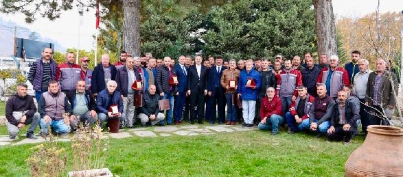 Başkan Eroğlu'ndan emekli personele plaket