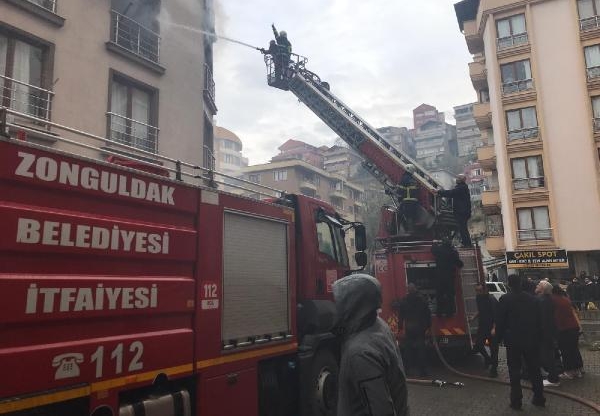 Zonguldak'ta ev yangını; 15 öğrenci dumandan etkilendi