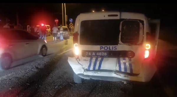 Bartın'da ekip otosuna çarpan alkollü sürücü ile 1 polis yaralandı