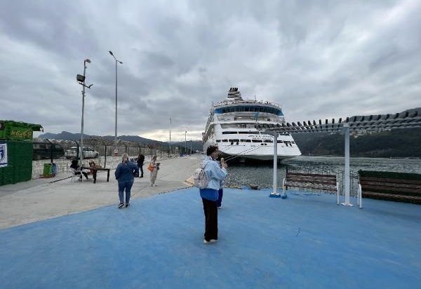 Rus turistler madencilerin anısına karanfil bıraktı