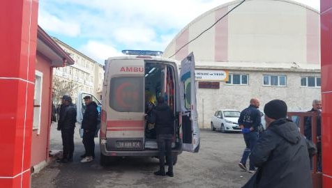 Lise öğrencisi okul önünde bıçaklandı