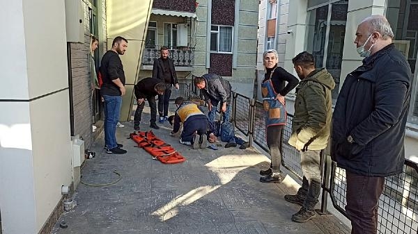 Pencereyi açarken ikinci kattan düştü