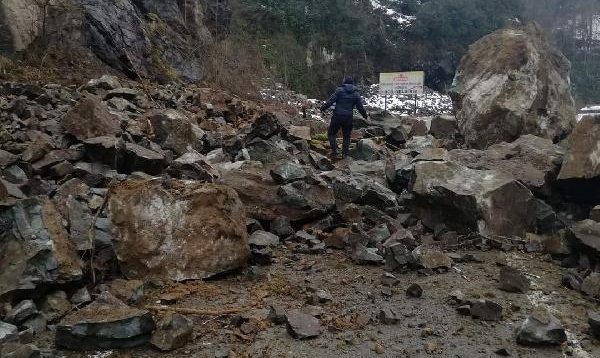 Rize’de heyelan; düşen kayalar yolu kapattı