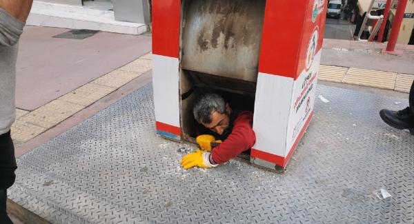 Arkadaşını yaraladığı bıçağı yer altı çöp konteynerine atıp kaçtı