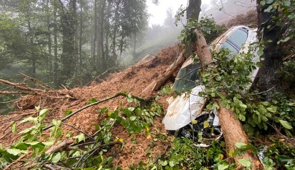 Rize'de Heyelan; 31 Köy Yolu Kapandı, 1 Cip Toprak Altında Kaldı