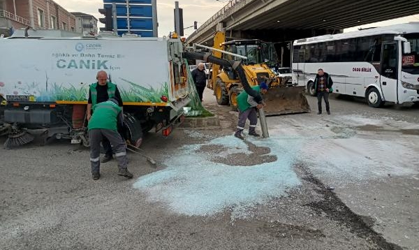 Kamyonetin kasasındaki camlar, yola saçıldı