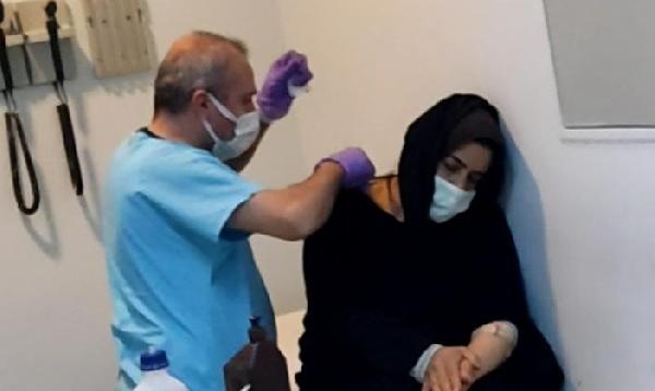 Suriyeli genç, annesini cam parçasıyla yaraladı