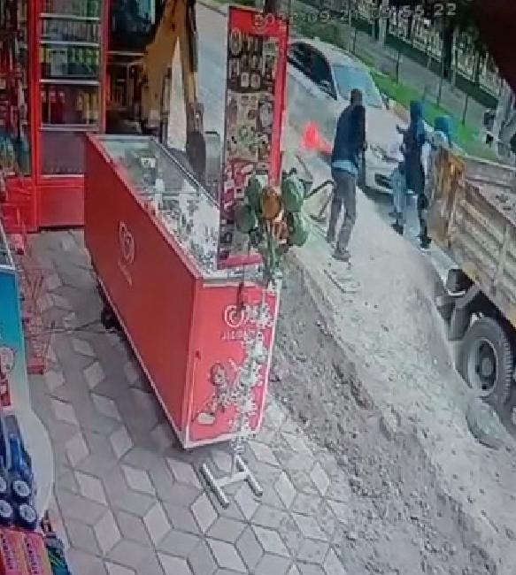 Yolda yürüyen kadına otomobilin çarptığı kaza kamerada