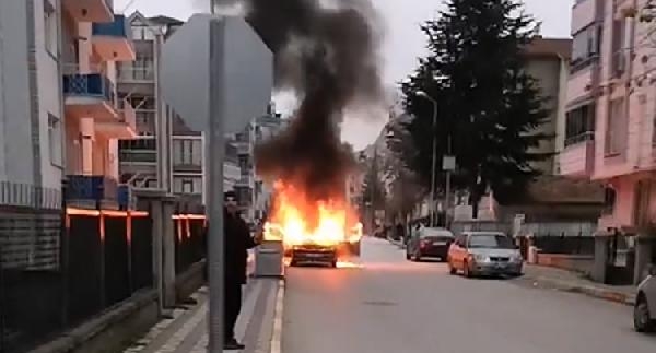 Tokat'ta park halindeki otomobil yandı