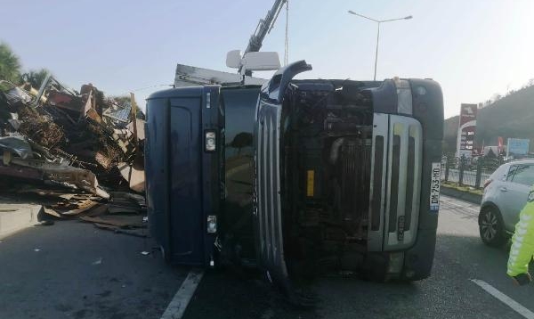 Hurda yüklü TIR’ın devrildiği kaza kamerada