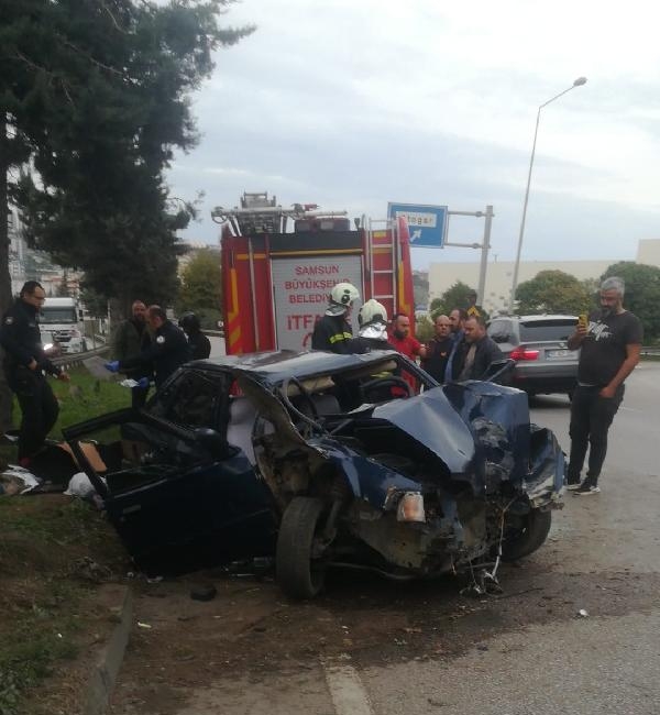 Ağaca çarpan otomobilin sürücüsü öldü, 2 aylık eşi ile arkadaşı yaralı