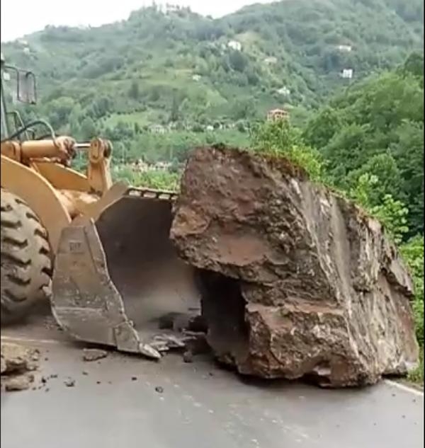 Trabzon'da heyelan; düşen dev kaya parçaları karayolunu kapattı