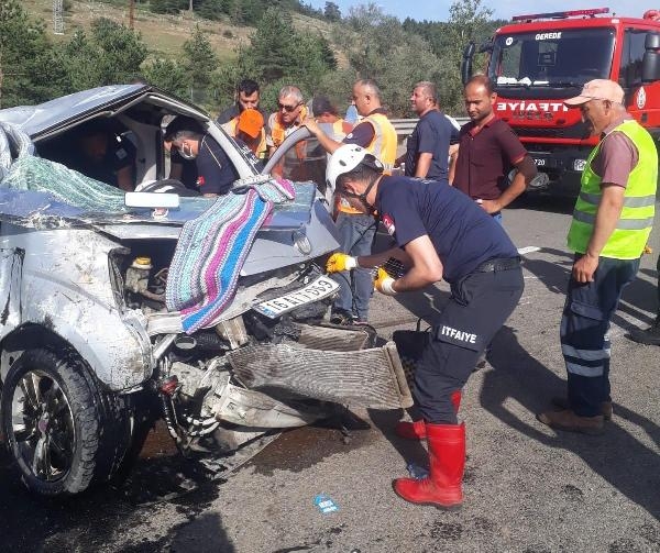 Bariyerlere çarpan hafif ticari araç takla attı: 2 yaralı