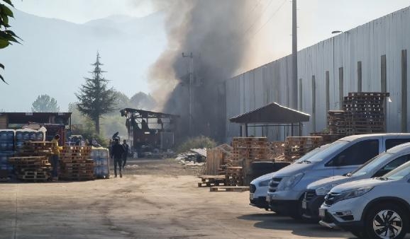 Ağaç kaplama fabrikasında çıkan yangın, madeni yağ deposuna sıçradı