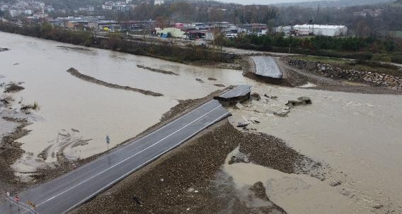 Bartın'da ırmak suyu yükselince geçici servis yolu çöktü