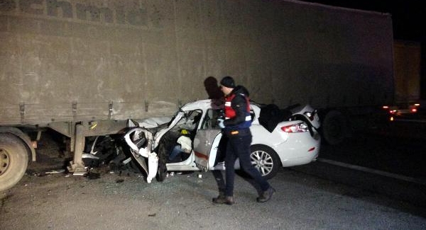 'Yasak' noktadan dönüş yapan TIR'a çarpan otomobilin sürücüsü öldü