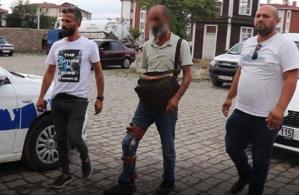 Engelli gibi davranan dilenci, bacağındaki aparat çıkarılınca koştu