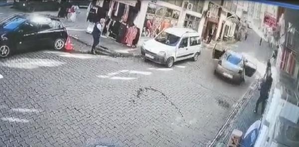 El freni çekilmeyen otomobilin geri kaydığı panik anları kamerada