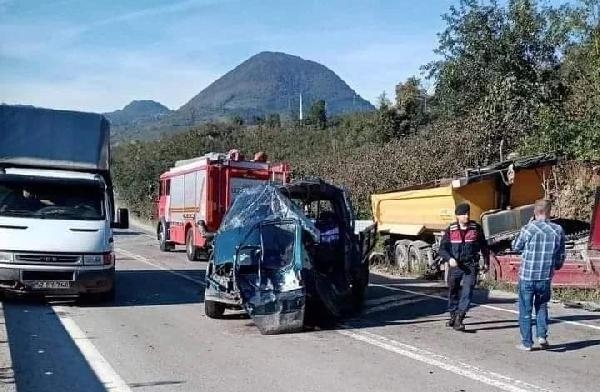 Kamyon tali yoldan çıkan kamyonete çarptı: 1 ölü