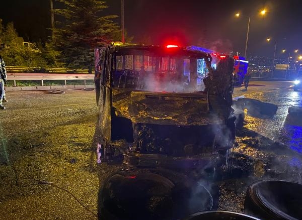 Devrilen kamyonet alev aldı, sürücü son anda kurtuldu