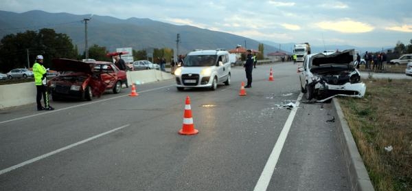 Tokat'ta iki otomobil çarpıştı; 1 ölü, 2 yaralı