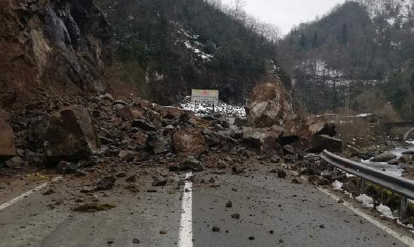 Heyelan Sonrası Yamaçlardaki Kayalar Temizliyor