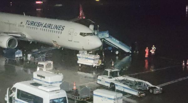 Yolculara 'havada yanan uçak' fotoğrafı attı, bomba araması yapıldı; 1 gözaltı