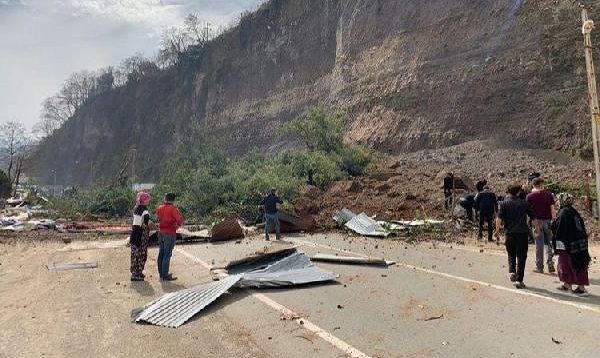 Ardeşen-Çamlıhemşin Yolunda Heyelan Meydana Geldi