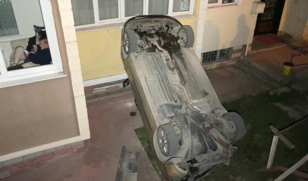 Freni boşalan otomobilin apartmanın bahçesine düştü