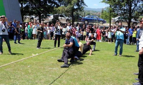 Polislerin bahar pikniğinde halat çekme yarışması