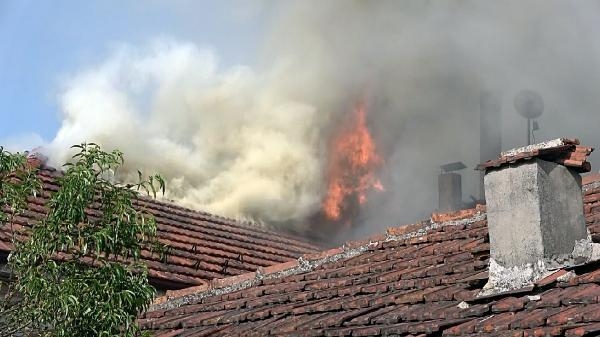 Düzce'de evin çatı katında başlayan yangında 3 kadın dumandan etkilendi