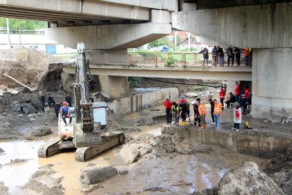 Selde kaybolan iş makinesi operatörünü 105 kişilik ekip arıyor