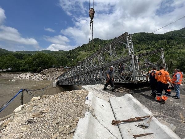 Bartın'da selde yıkılan köprünün yerine bakanlıktan seyyar köprü