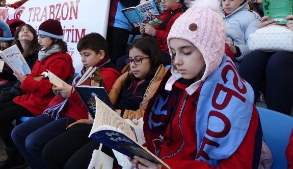 Trabzon'da 1461 öğrenci tribünde kitap okudu