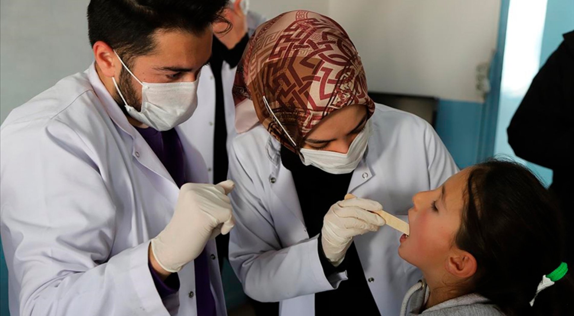 Geleceğin diş hekimleri çocukların sağlığı için köyleri geziyor