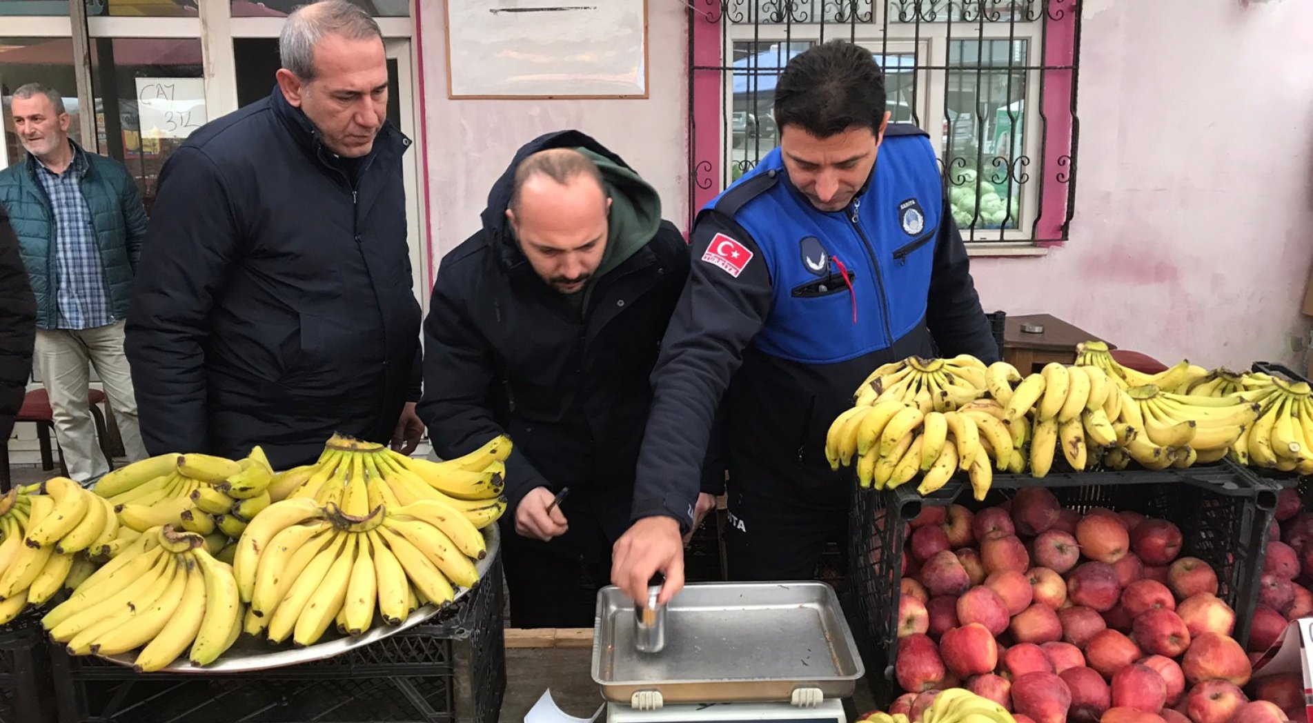 Zabıta ekipleri marketleri denetledi