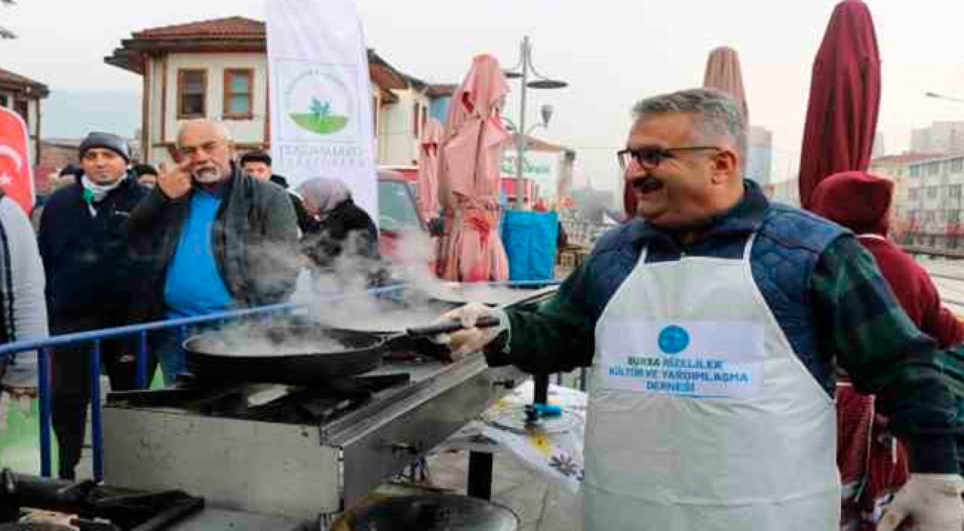 Bursa Rizeliler Kültür ve Yardımlaşma Derneği Ücretsiz Hamsi Ekmek Dağıttı